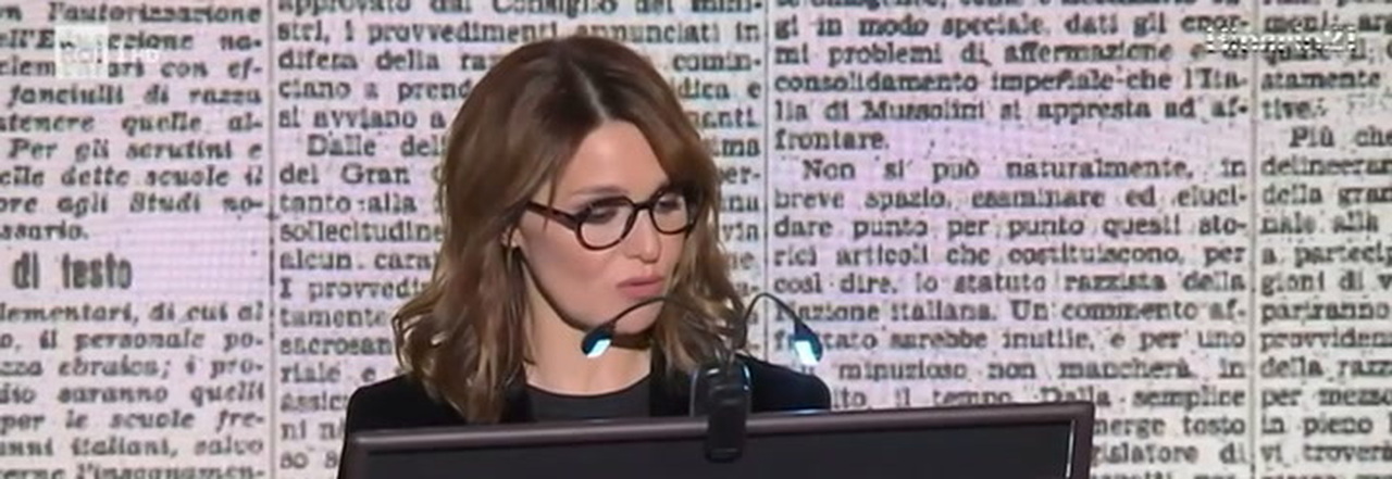 Pierfrancesco Favino e Paola Cortellesi leggono le proibizioni e i divieti  inflitti agli ebrei con le leggi razziali