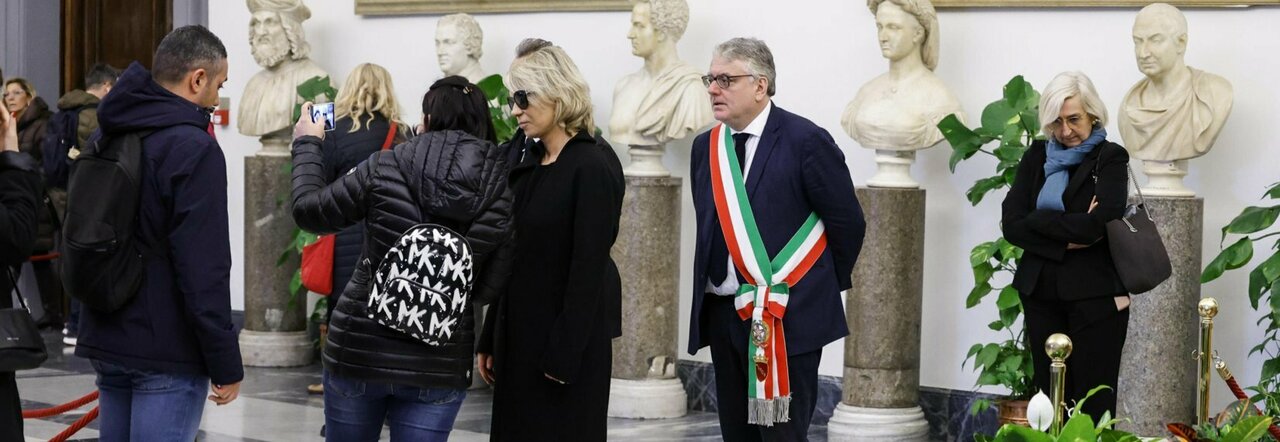 Maurizio Costanzo, l'emozione interrotta dai selfie: scoppia la polemica per le foto chieste a Maria De Filippi davanti al feretro