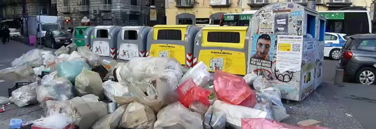 Napoli, rifiuti in strada in piazza Dante