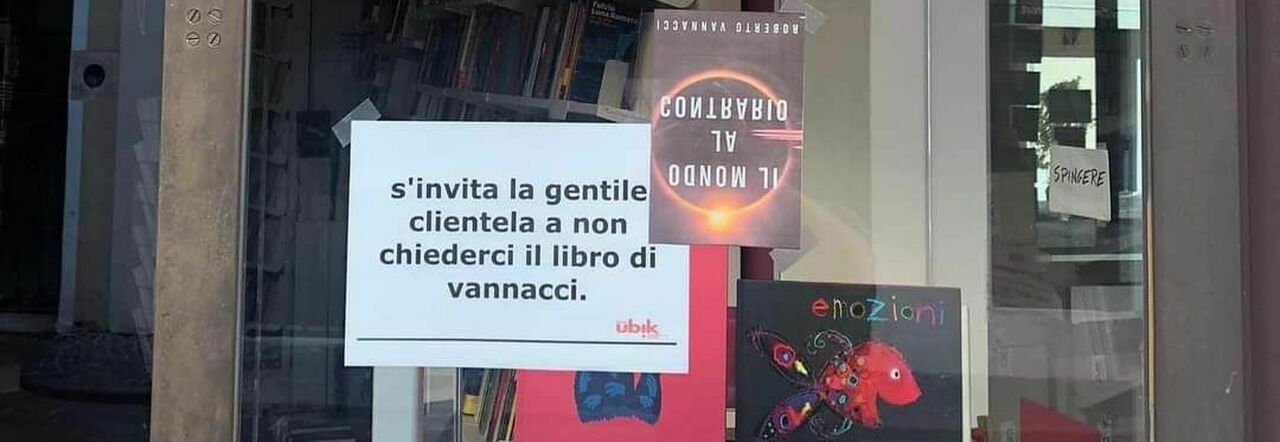Castelfranco Veneto. Cartello sulla vetrina della libreria Ubik: «Non  chiedeteci il libro di Vannacci. Vendo quello che voglio»