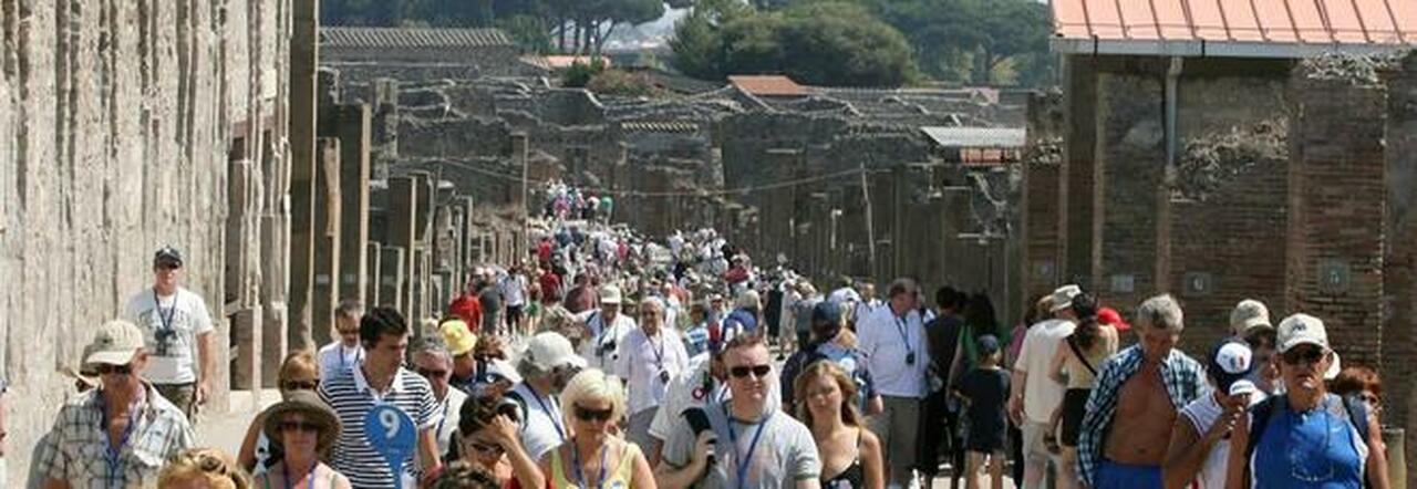Folla di turisti negli scavi di Pompei