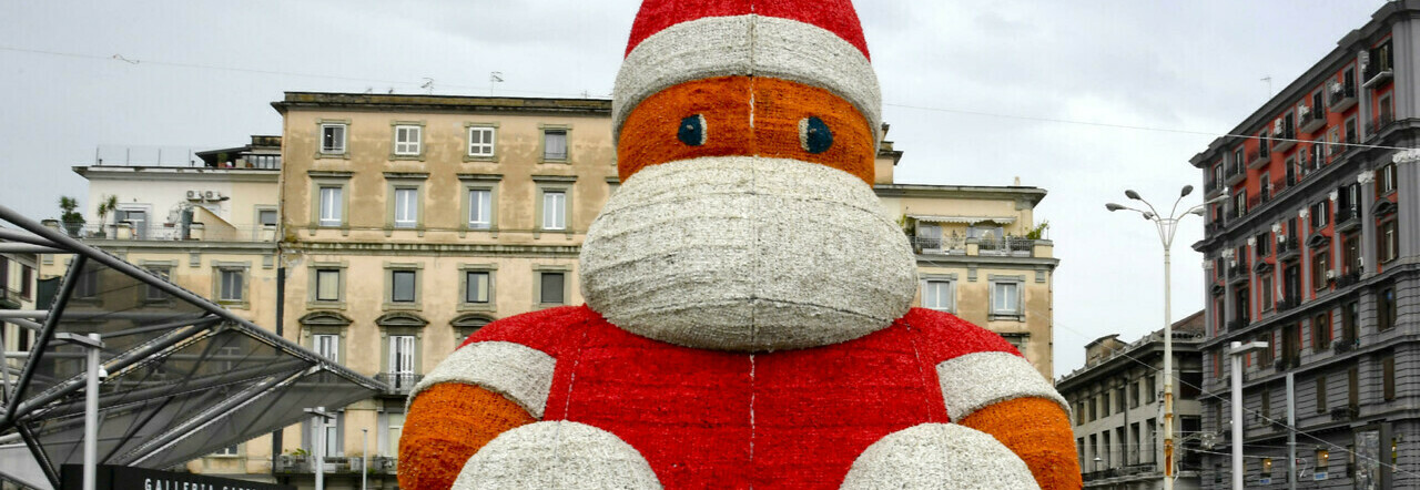L'enorme installazione di Babbo Natale a piazza Garibaldi