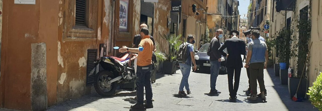 Roma, 13enne si lancia dal terzo piano dopo una lite in casa per i compiti: è grave