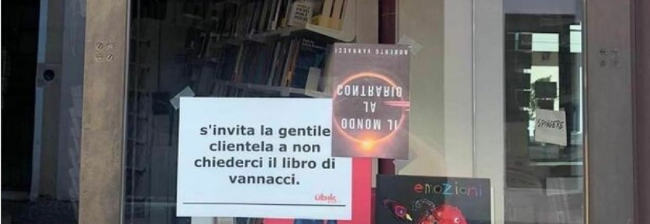 Generale Vannacci, libreria espone cartello: «Non chiedeteci il