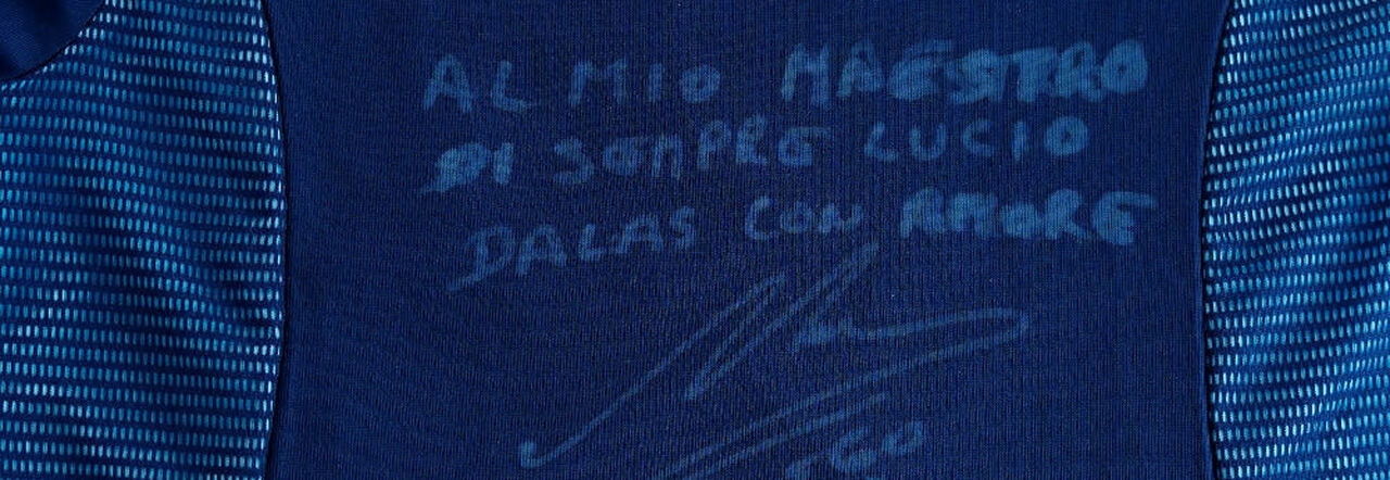 La maglia della nazionale argentina donata da Maradona a Lucio Dalla il 22 aprile del 1990