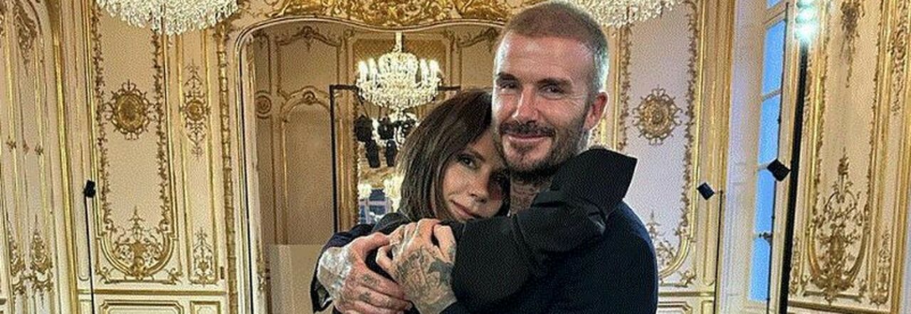 Una sciarpa David Beckham pende con orgoglio tra i cimeli dell'AC