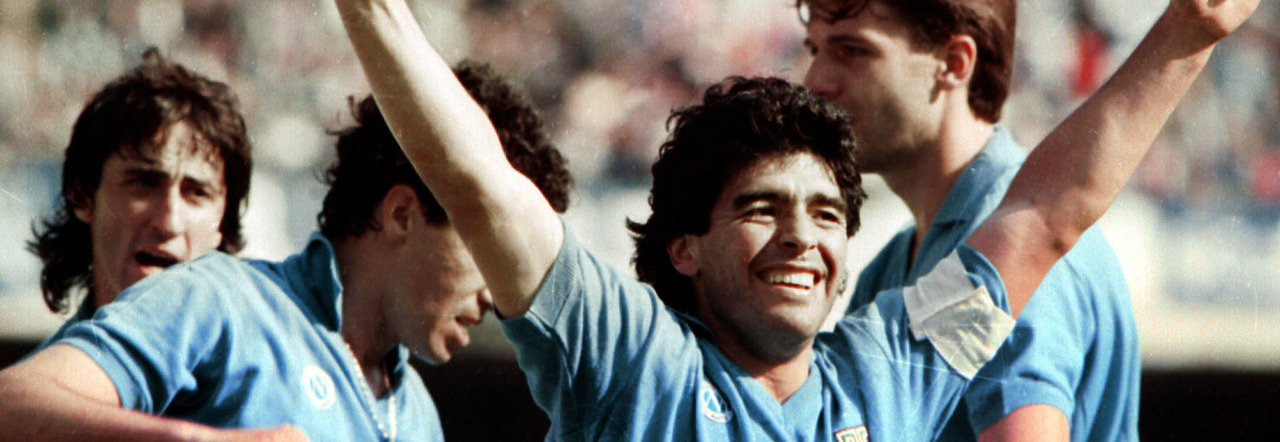 Diego Maradona esulta dopo un gol nella stagione 1989-1990, queilla del secondo scudetto