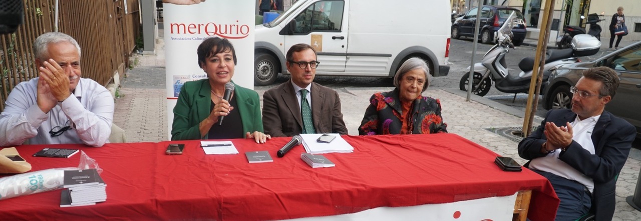 Statua Pulcinella a Napoli, presentazione libro Nino Daniele: «La scultura di Pesce ha un suo valore»