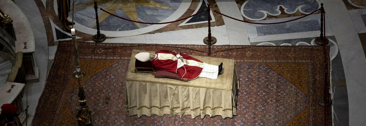 Ratzinger, l invocazione della piazza «Benedetto santo subito». E i teologi sono già al lavoro
