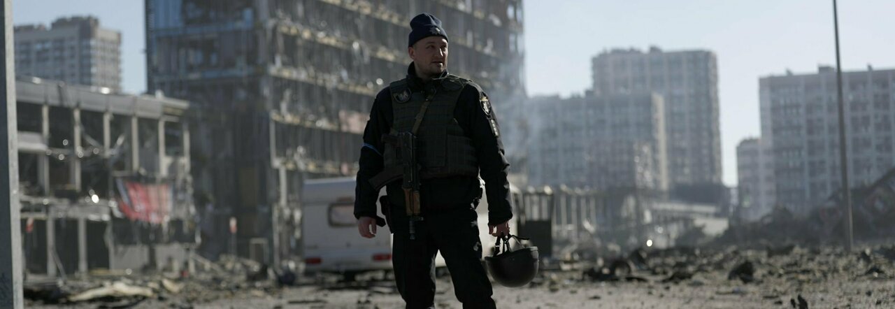 Ucraina, bombe su un centro commerciale: vittime solo fra i civili, atttacco russo danneggia impianto chimico: allarme per fuga di ammoniaca