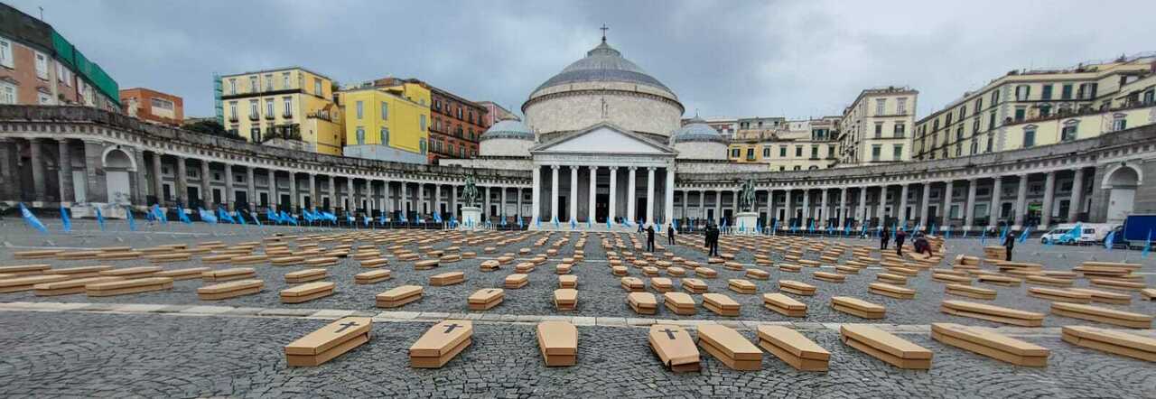 Piazza Plebiscito come un cimitero: 500 bare a Napoli contro le morti sul lavoro