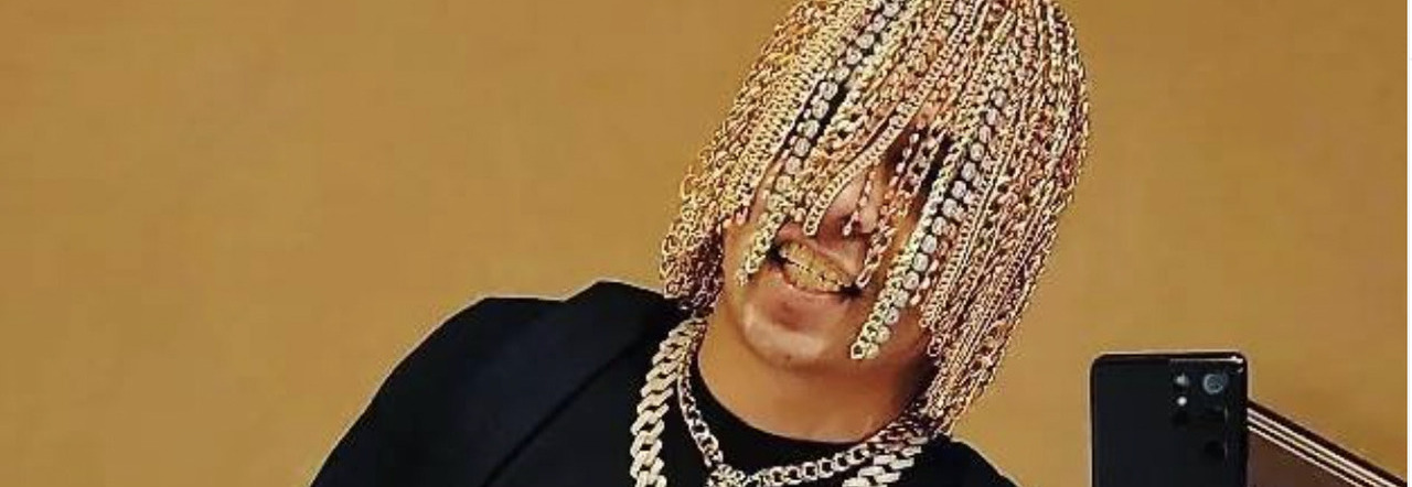 La scelta di cambiare look del rapper Dan Sur: capelli e catene d'oro al posto dei capelli