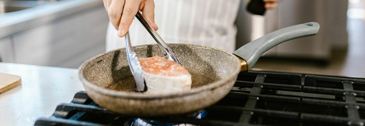 Cucinare pranzo e cena a casa peggio del fumo passivo. Lo studio: «In casa  il 95% dei gas inquinanti»