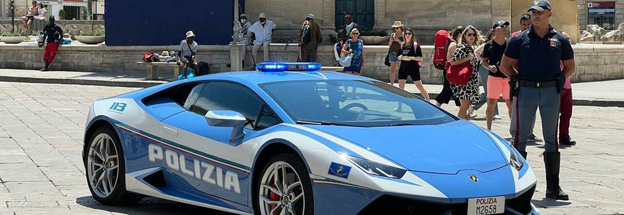 Una Lamborghini Huracàn in piazza a Lecce: ma è la supercar della polizia