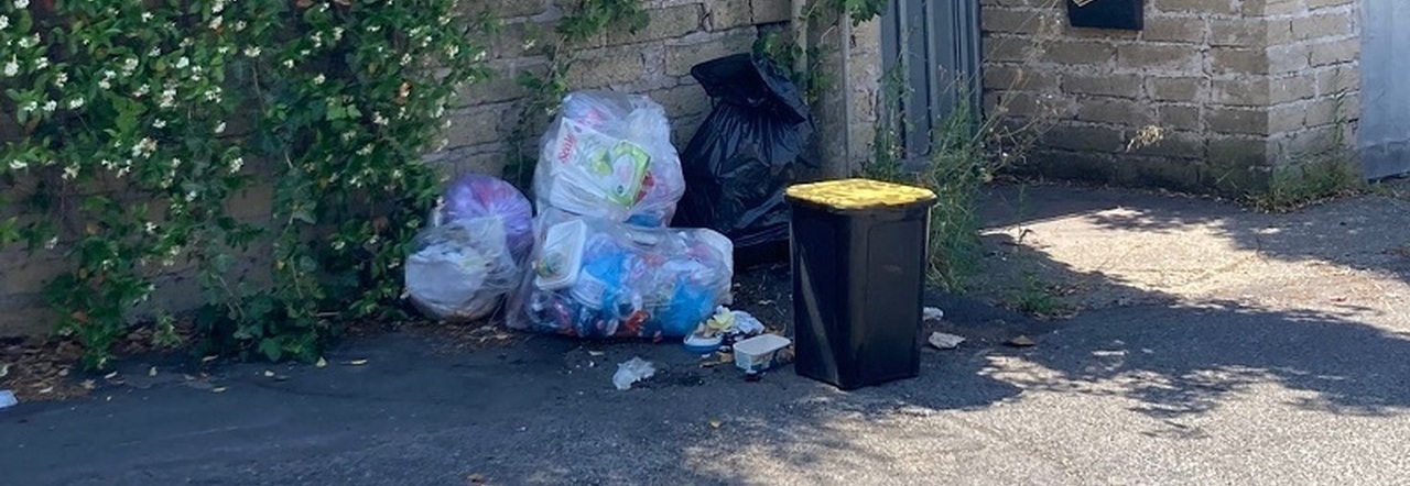 I rifiuti davanti alle abitazioni nei pressi dell'impianto di Malagrotta