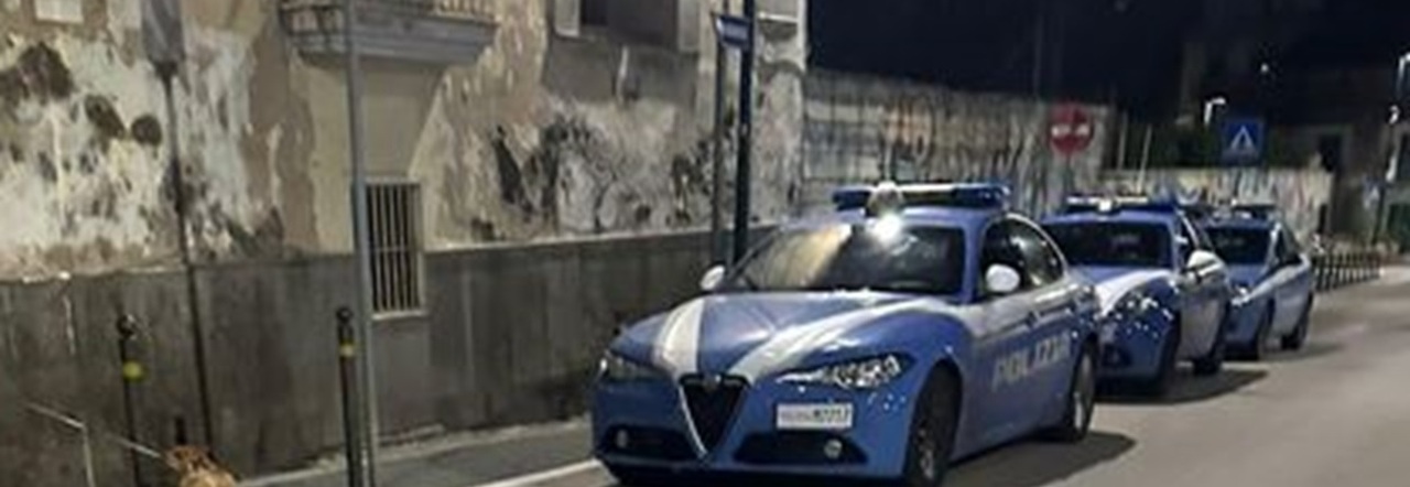 Volanti della polizia davanti la sede della terza municipalità