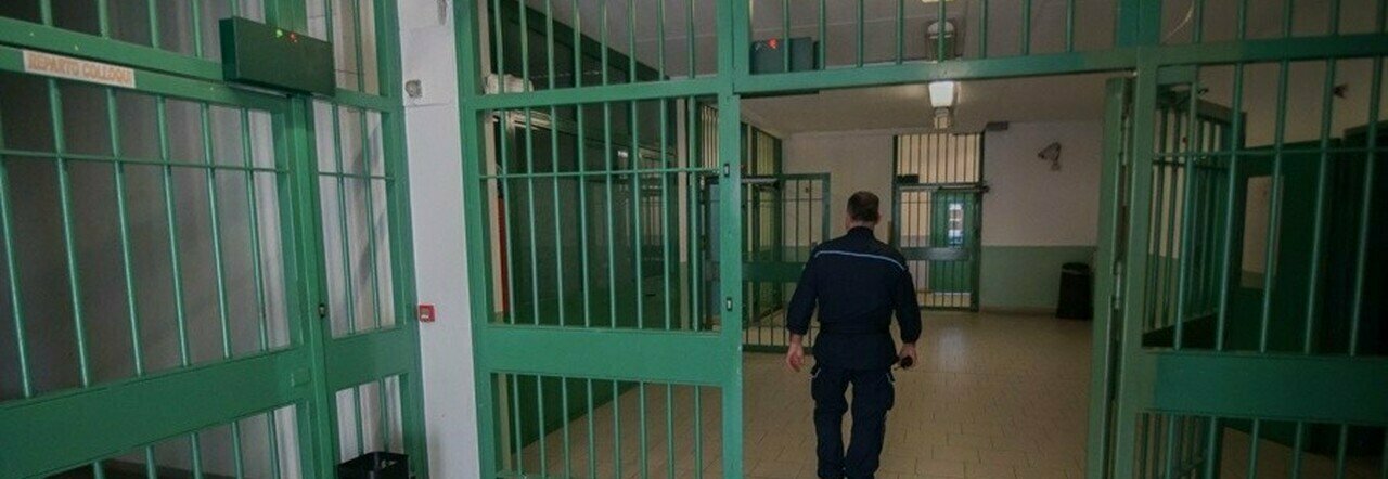 Ariano Irpino, rivolta in carcere: detenuti sfasciano le celle