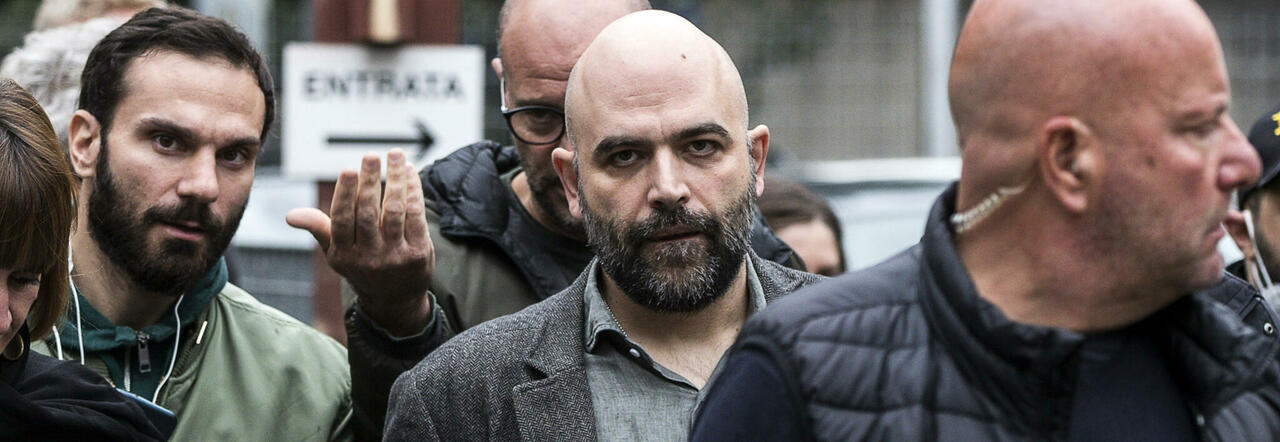 Roberto Saviano con la sua scorta