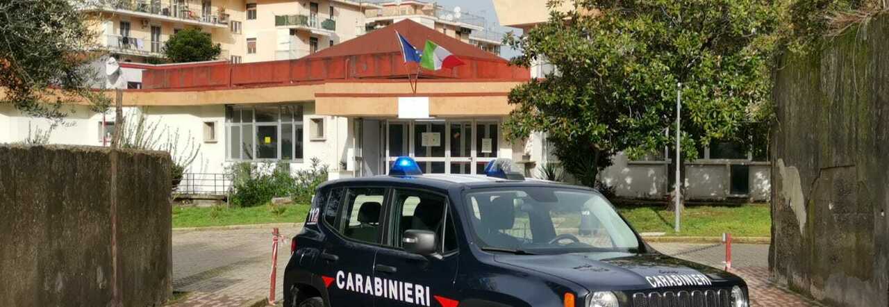 I carabinieri davanti alla scuola Roncalli di Gragnano
