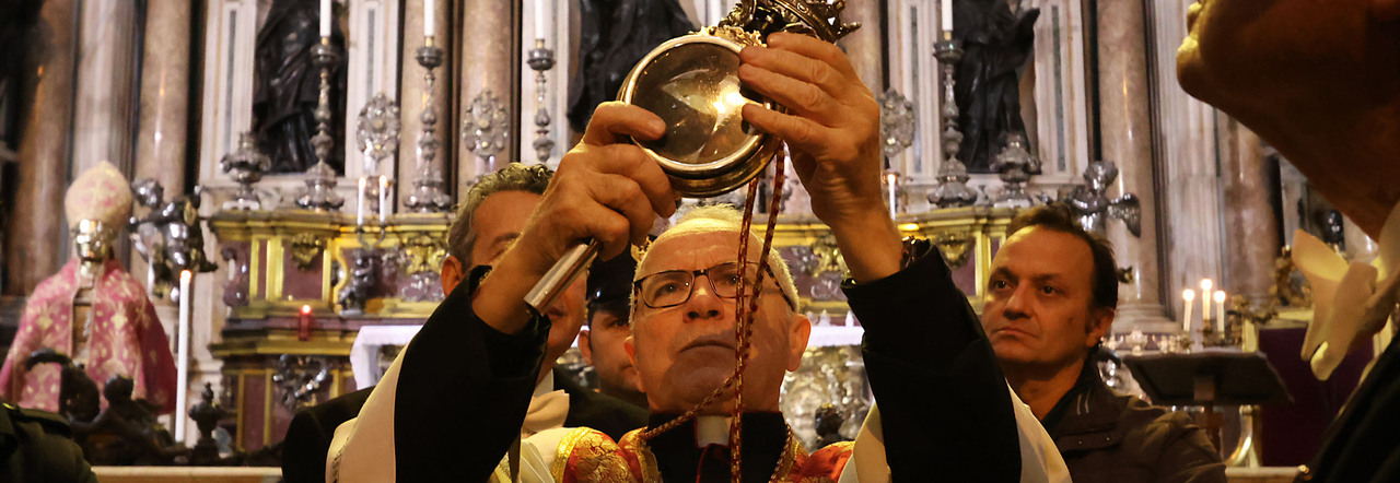 Una immagine recente del miracolo di San Gennaro nel Duomo di Napoli