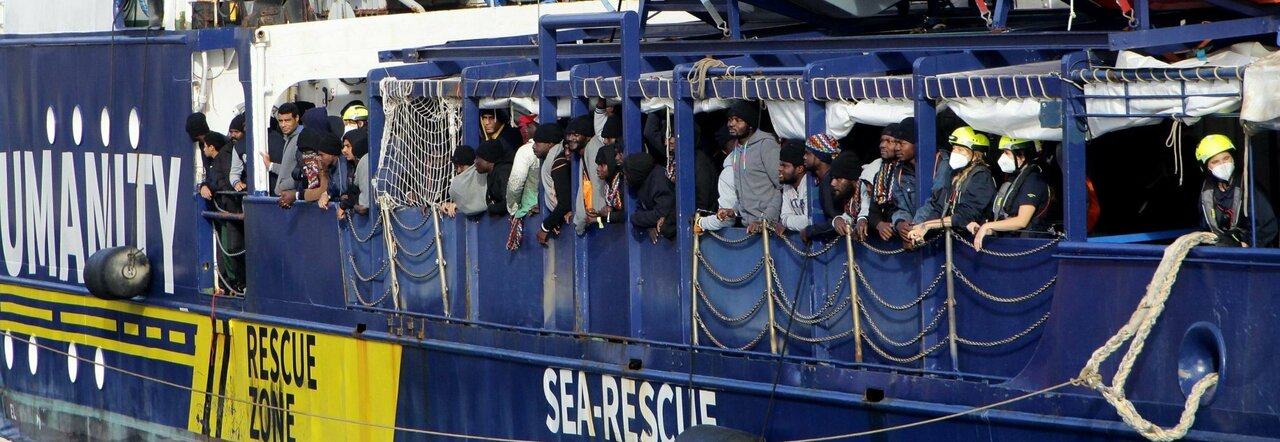 Migranti, stretta sulle Ong: multe e confisca delle navi. Rave, il sì alla fiducia