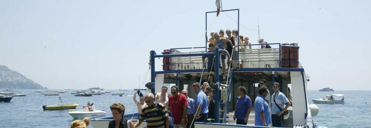Salerno, emergenza idrica a Capri: bloccati gli sbarchi di turisti e caos alle banchine della Costiera Amalfitana