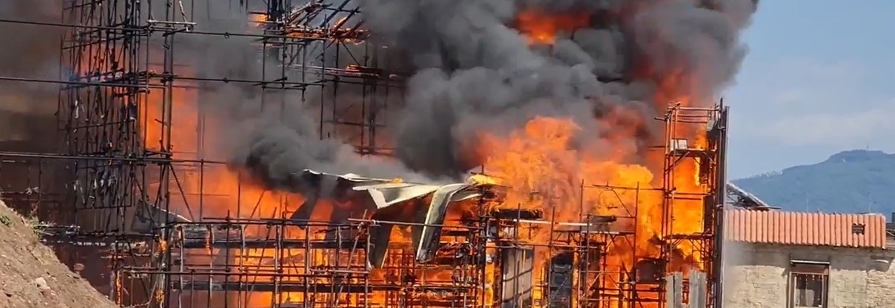 Incendio a Cinecittà, la testimone: «Le scenografie cadono giù, distruzione totale»
