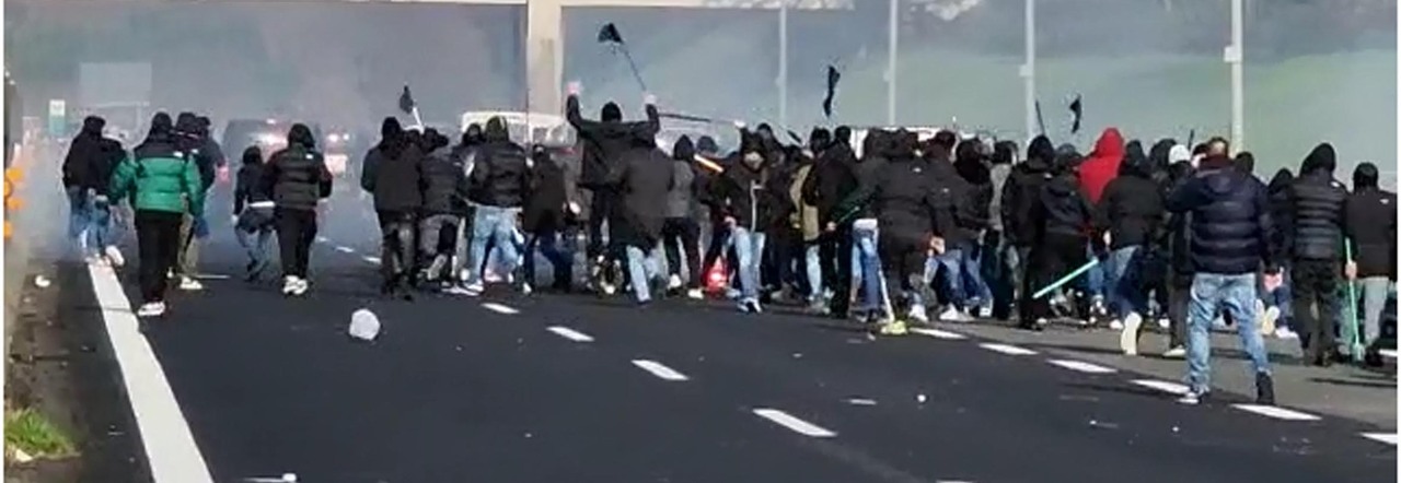 Trasferte vietate ai tifosi di Roma e Napoli per due mesi: stop dopo gli scontri sull'A1