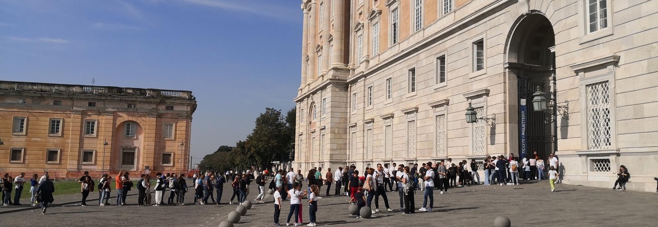 Turisti in fila alla Reggia di Caserta