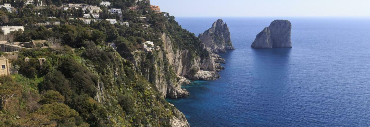Capri, operaio cade da oltre 10 metri in un albergo