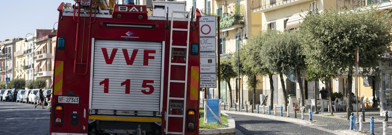 I controlli dei vigili del fuoco tra le strade di Pozzuoli