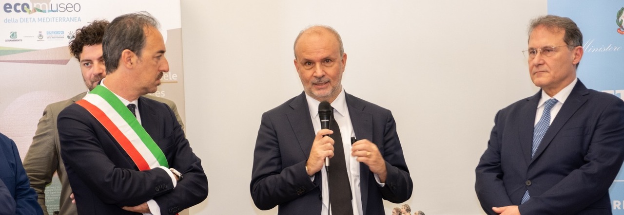 Il ministro Schillaci a Pioppi con il sottosegretario Cirielli e il sindaco Pisani
