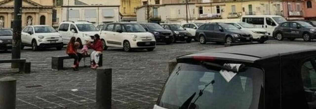Piazza Mercato invasa dalle auto
