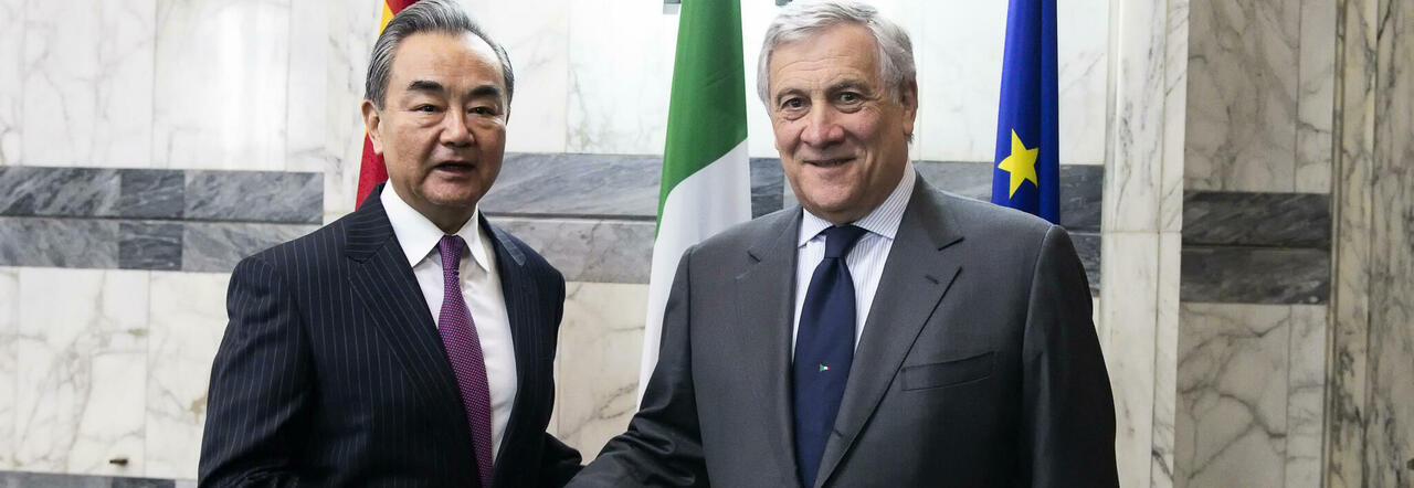 Il ministro degli Esteri Antonio Tajani con l'omologo cinese Wang Yi