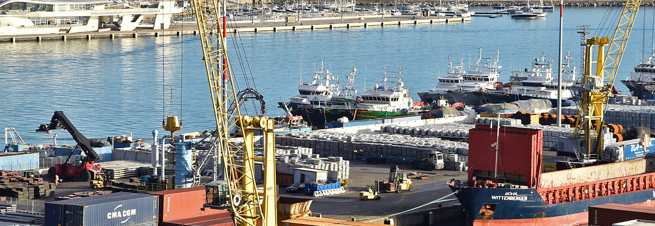 Una veduta del porto commerciale di Salerno