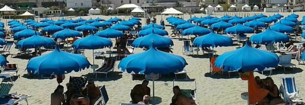 Non riesce a tornare a riva, 16enne muore in mare. Il bagnino: «Erano 5 giovani. Uno non l'abbiamo visto, ho fatto il possibile»