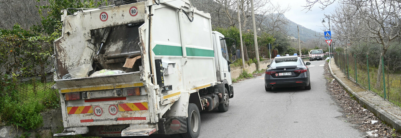 Il camion da cui è caduto il netturbino
