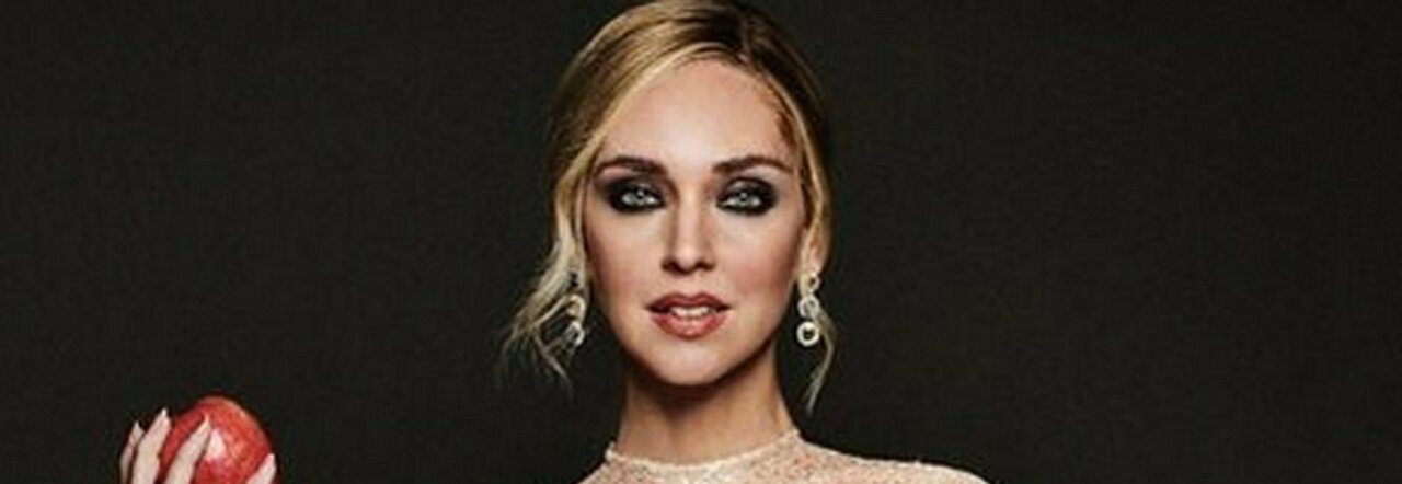 Chiara Ferragni a Sanremo, il vestito "senza vergogna" scatena i social. Il significato (tra femminismo e spettacolo)