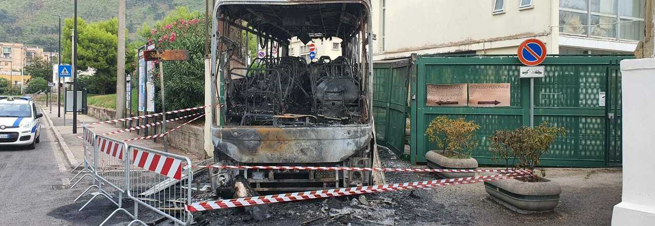 Pozzuoli lancia un pullman contro il Comune e gli d fuoco era