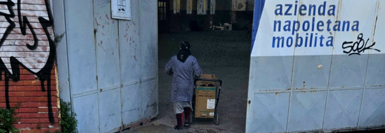 Una donna entra nel deposito Anm