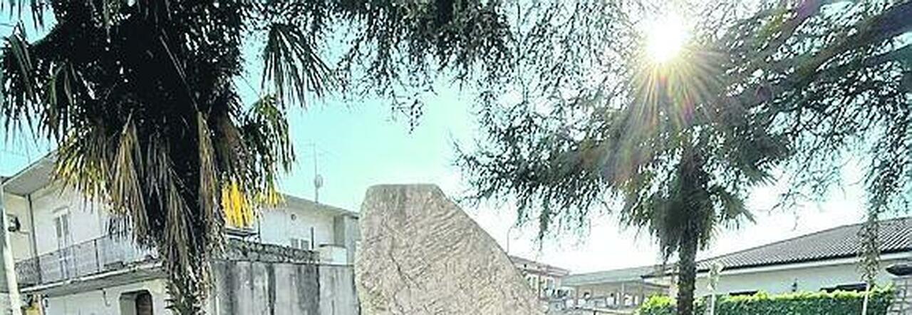 La stele posta a memoria di Genovese Pagliuca, vittima innocente della camorra