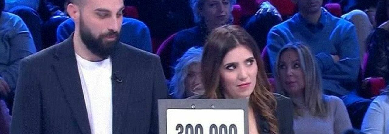 Affari tuoi, la concorrente Martina perde 300mila euro e reagisce male: il  finale di puntata lascia tutti di sasso