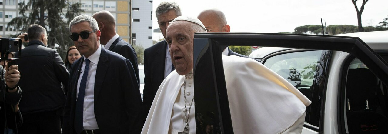 Papa Francesco operato per 3 ore al Gemelli, il chirurgo: «Sta bene, è sveglio e ha già fatto una battuta»