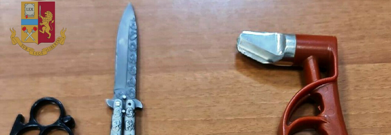 Portici: sorpreso con un tirapugni, un coltello ed un martello frangivetro.  Denunciato. - Questura di Napoli