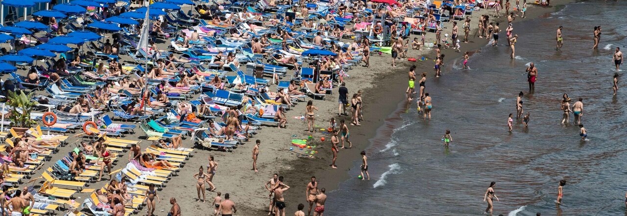 Folla sulle spiagge a Posillipo