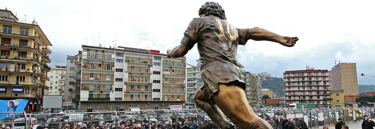 La statua di Maradona davanti allo stadio