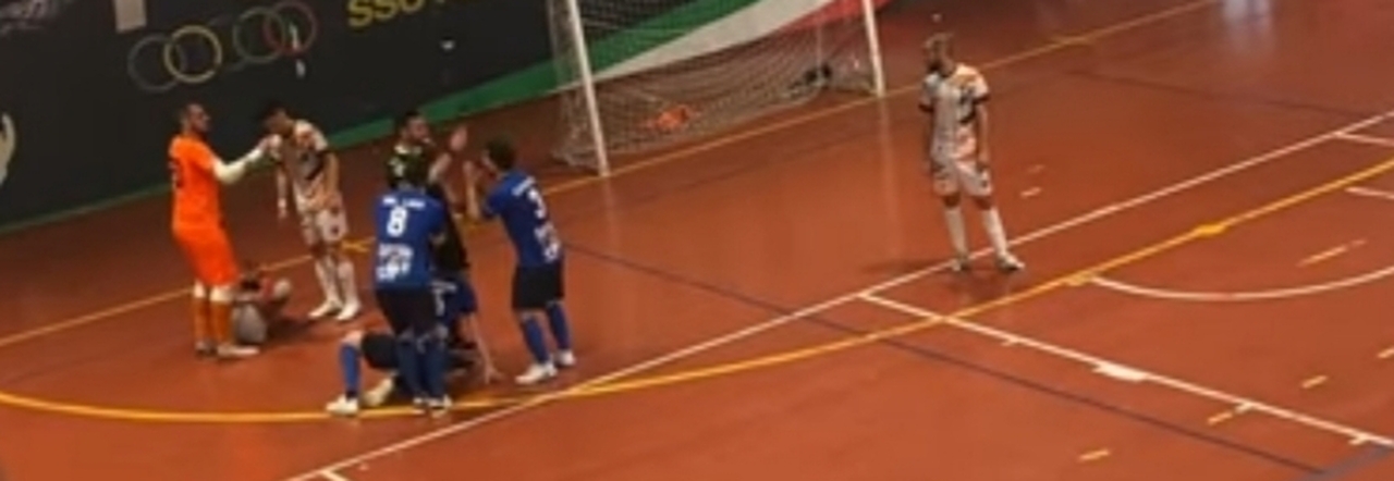 Roma, arbitro aggredito dai tifosi: paura alla partita di calcetto. Il direttore di gara colpito da un pungo e minacciato