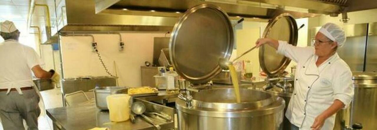 «Dopo 20 anni di lavoro in cucina guadagno solo a 4 euro l'ora», la rabbia di una dipendente: è allarme nella ristorazione