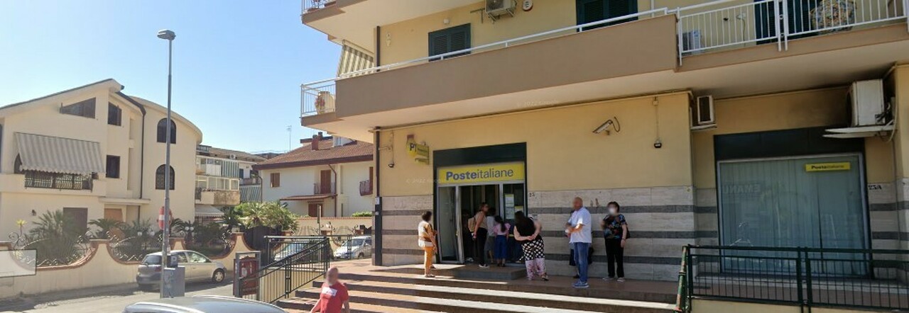 Giugliano in Campania, rapina alle Poste: rapinati due uomini