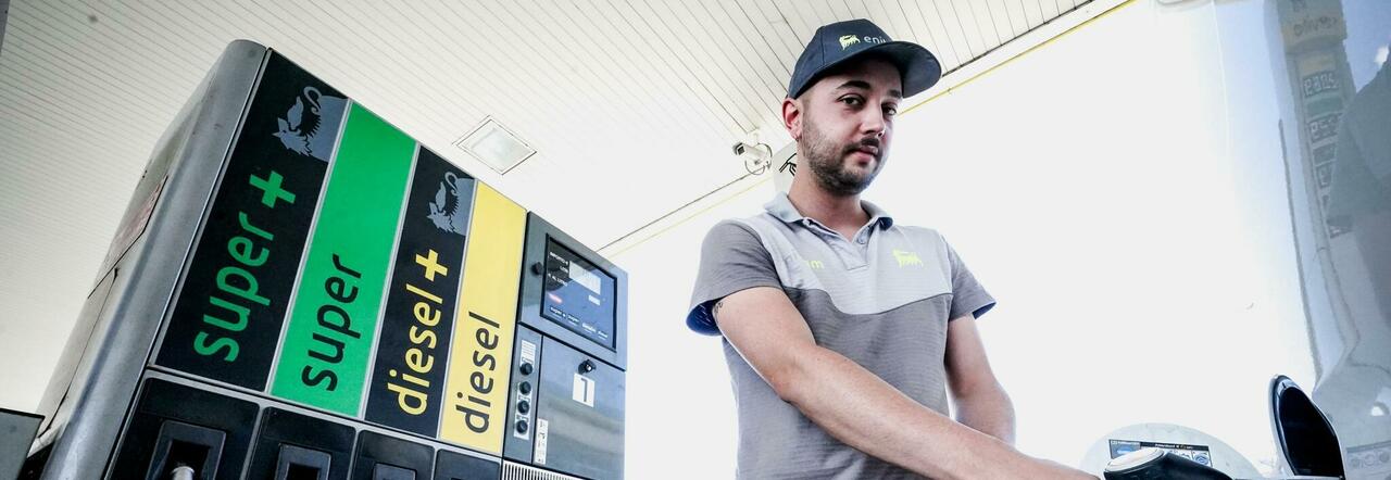 Benzina, aumenti per chi viaggia: picchi oltre 2,5 euro al litrobenzina